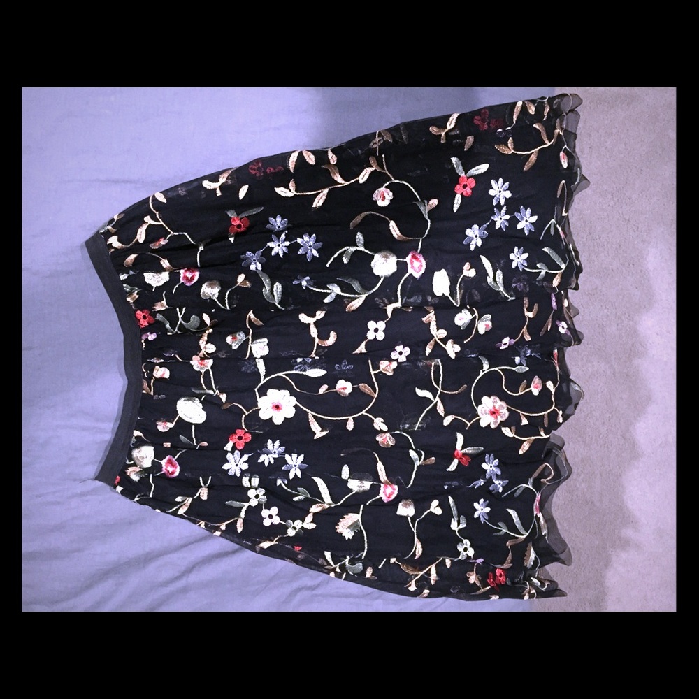 Midi skirt with floral embroidery